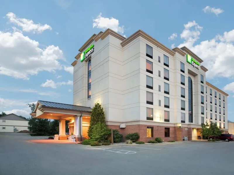 Holiday Inn Express & Suites Bloomington