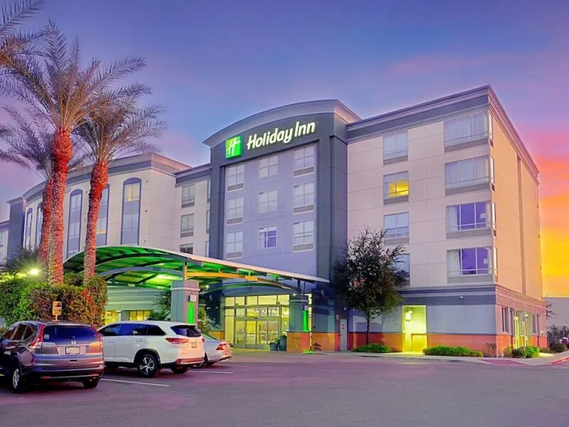 Holiday Inn & Suites Phoenix Airport